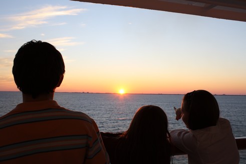 Kids watching the sunset real-people-dont-diet-Disney-Wonder-3